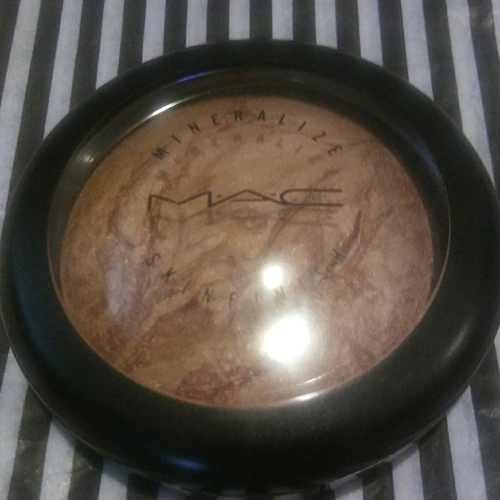 *SOLD*Mac Mineralize Skinfinish in Petticoat Disc